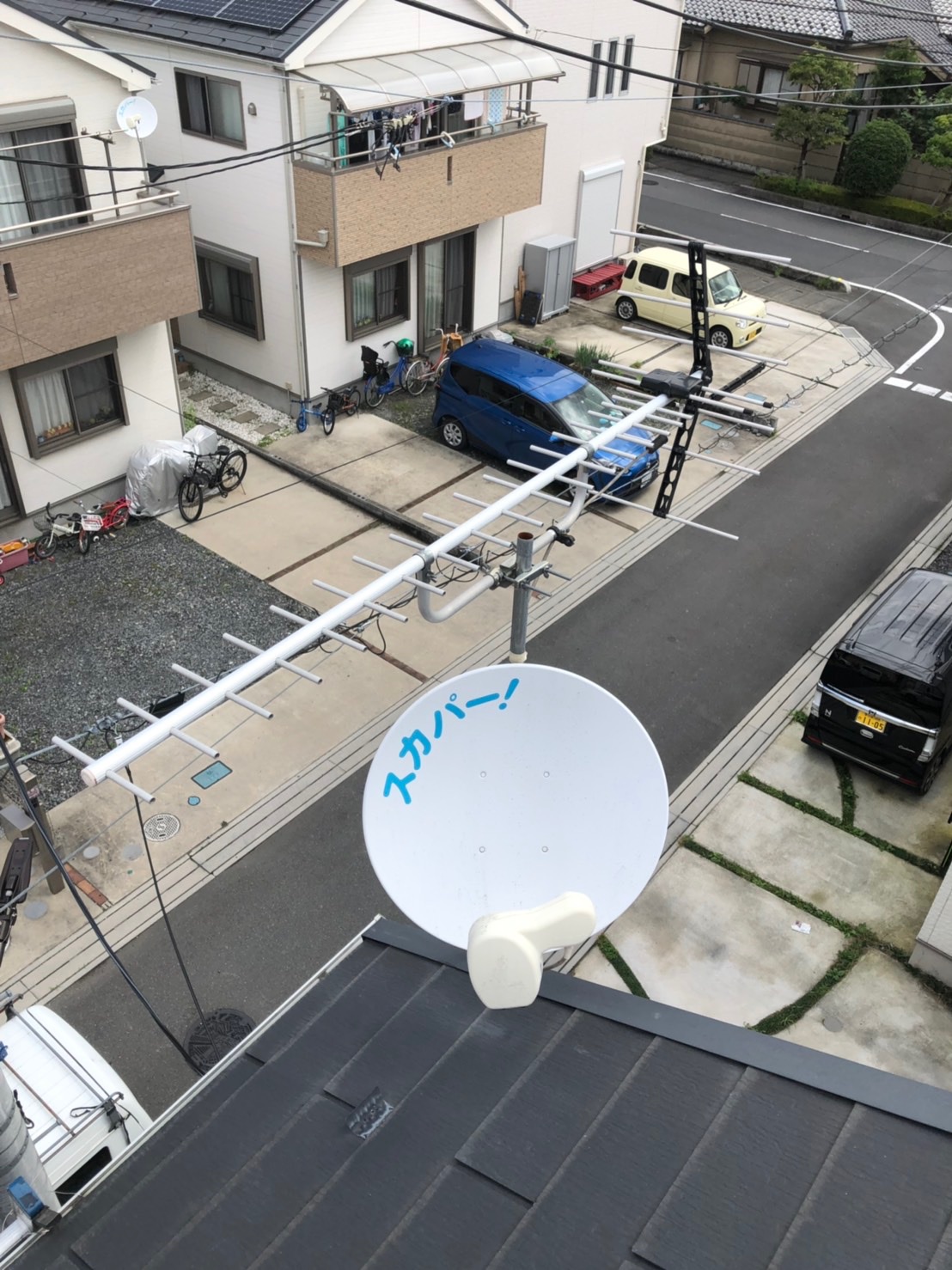 破風板に取り付けたUHFアンテナとBS/CSアンテナ