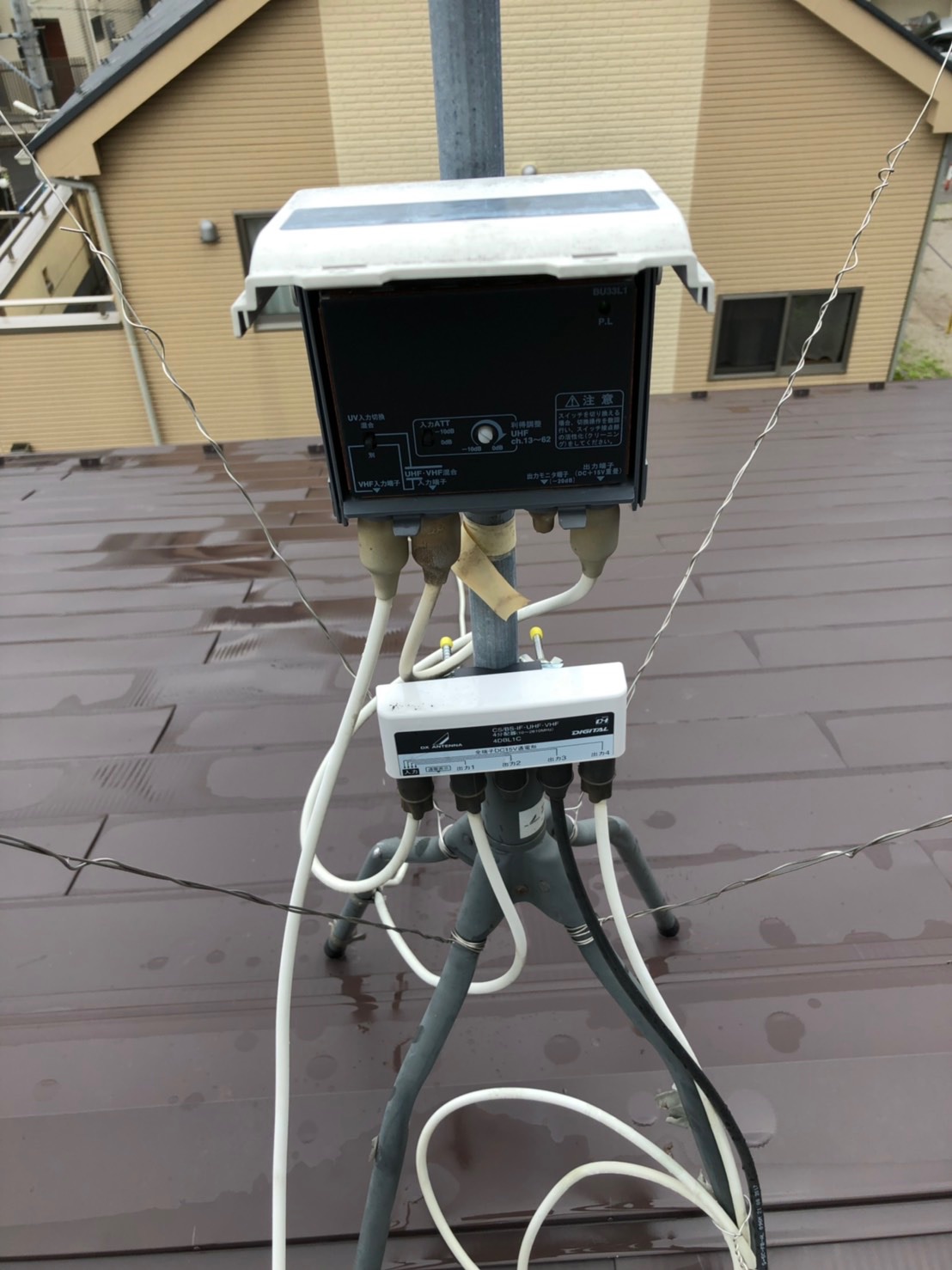 屋根上の支柱に取り付けられたブースターと分配器