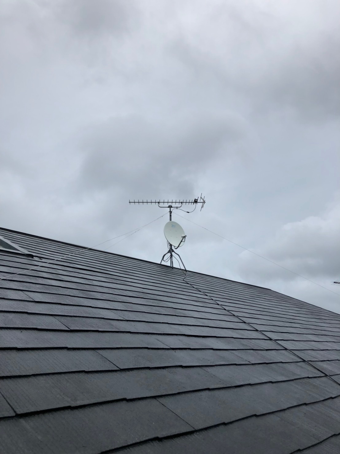 屋根上のテレビアンテナ