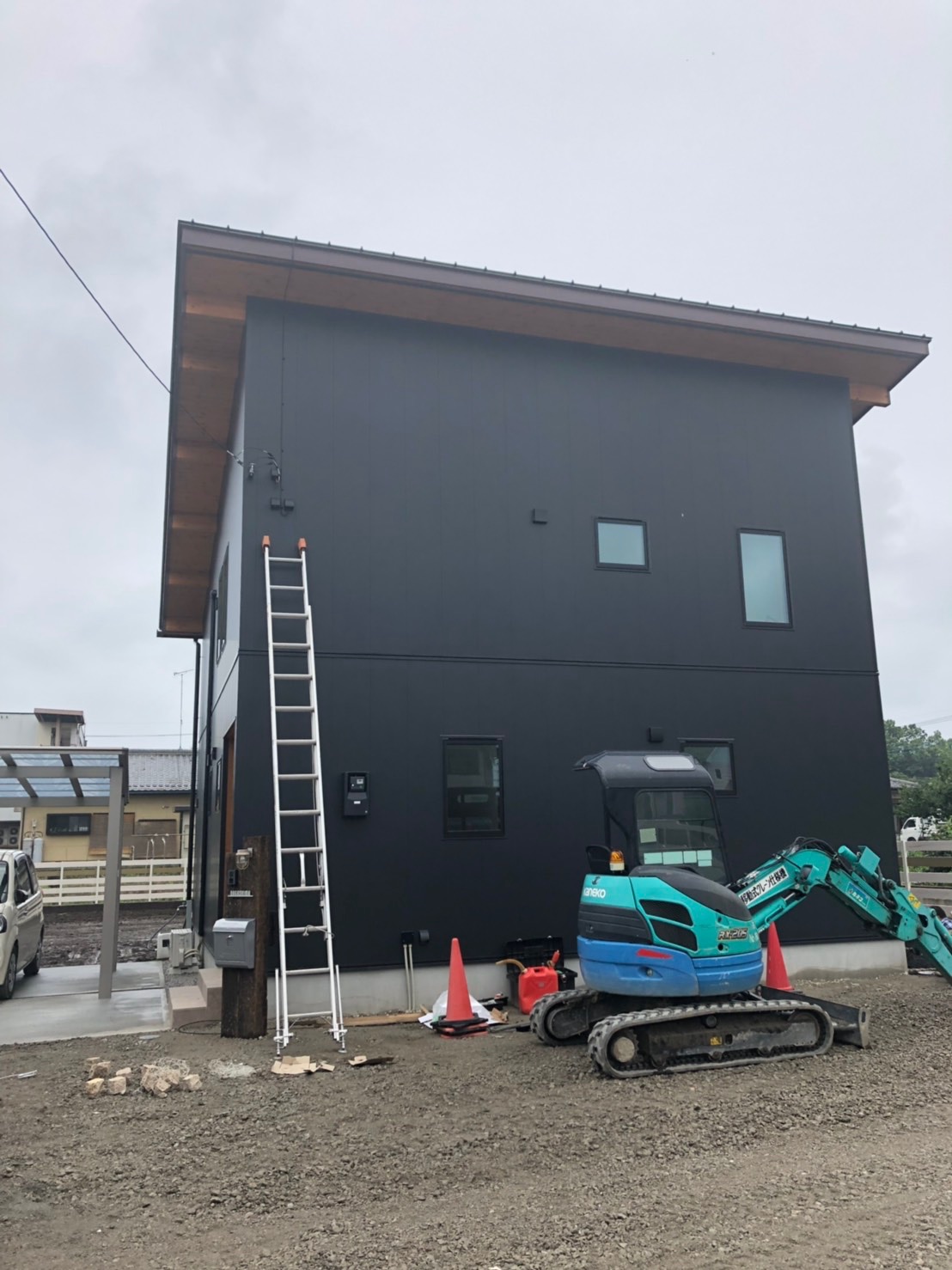 梯子を立てかけた戸建住宅