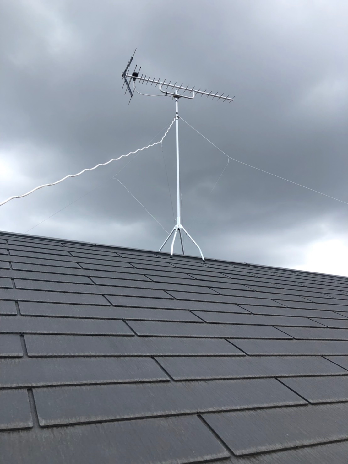 屋根上に設置したUHFアンテナ