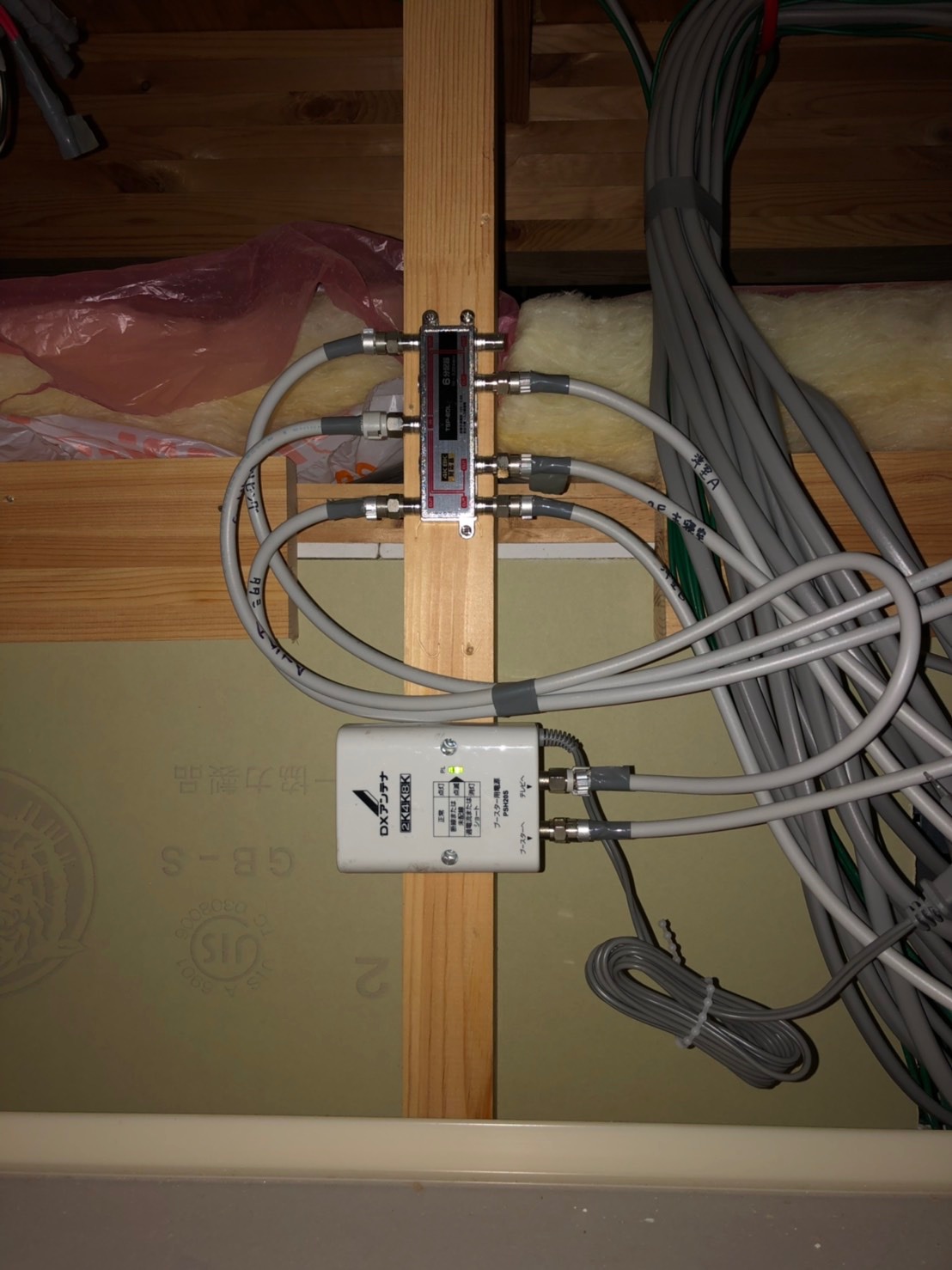 屋根裏の柱に取り付けた分配器とブースターの電源部