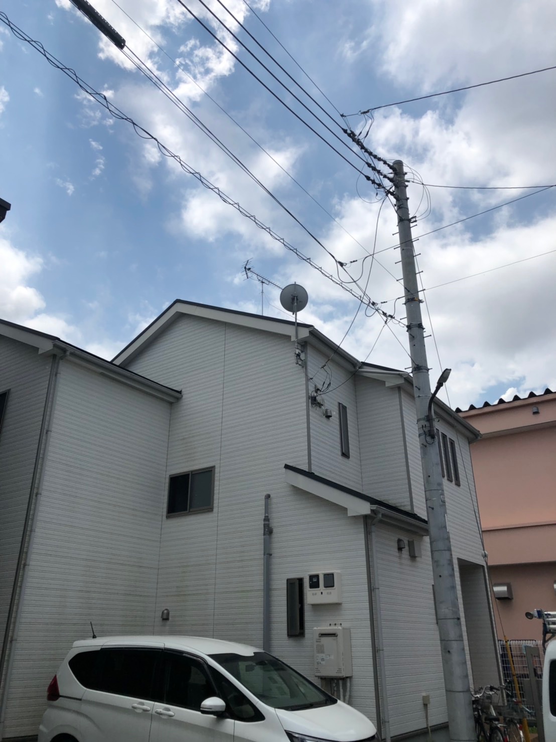 UHFアンテナとBS/CSアンテナを設置した戸建住宅