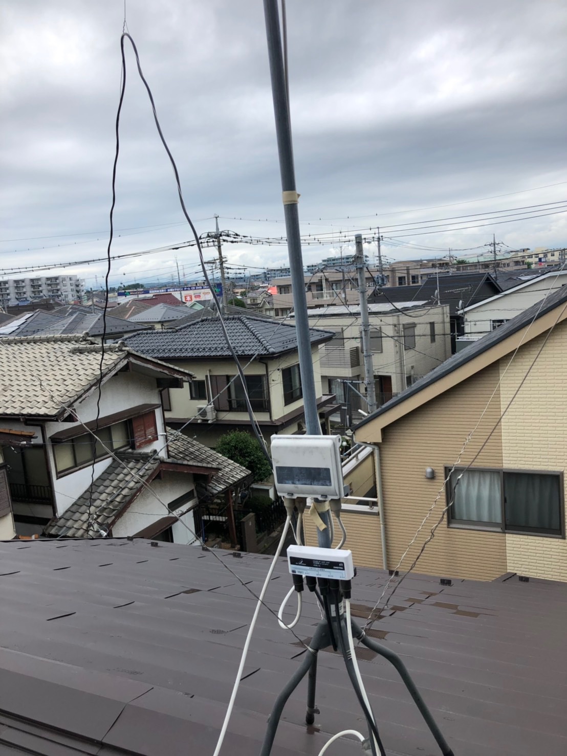 屋根上の支柱に取り付けられたブースターと分配器