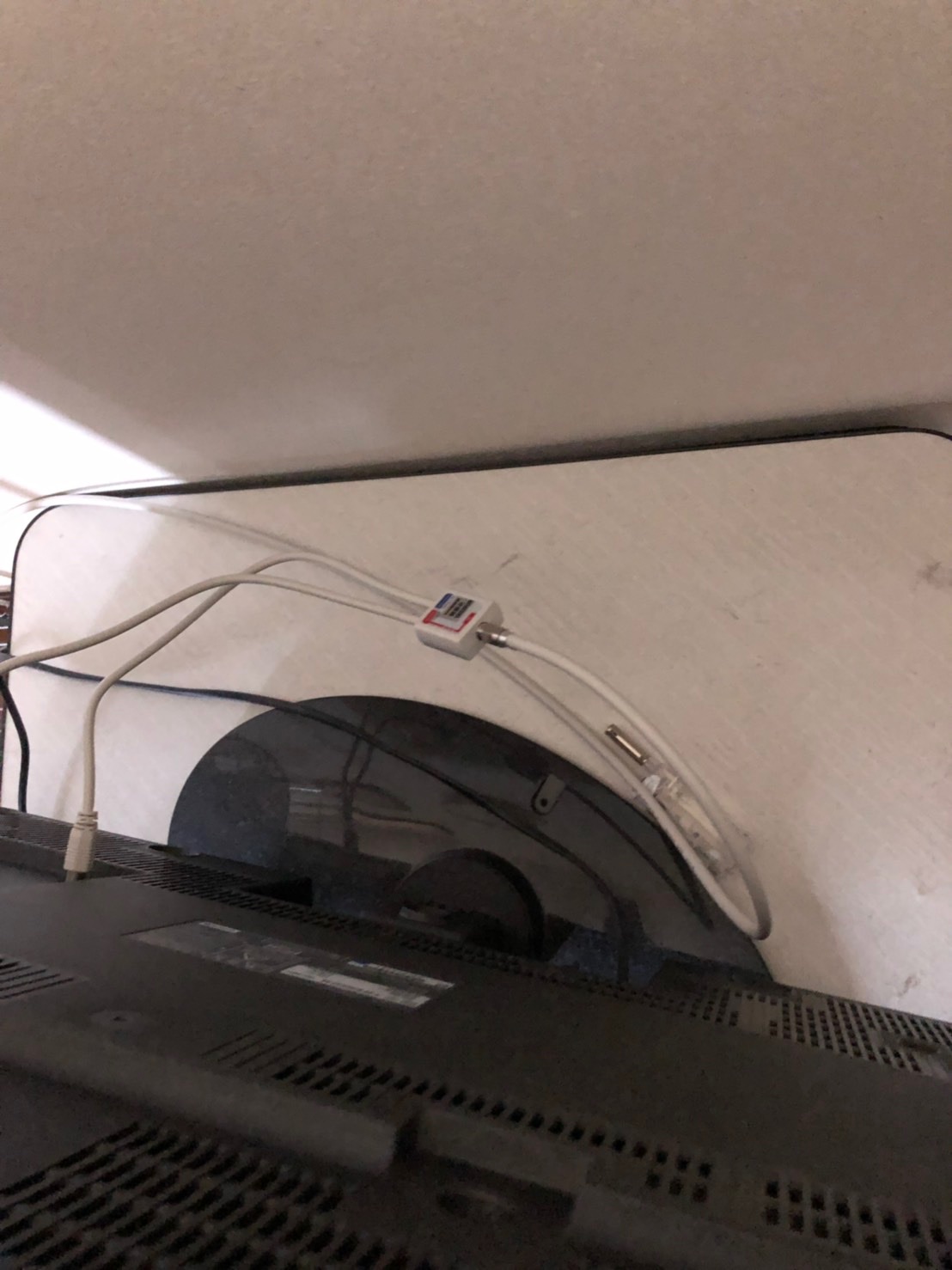 テレビ裏の分波器
