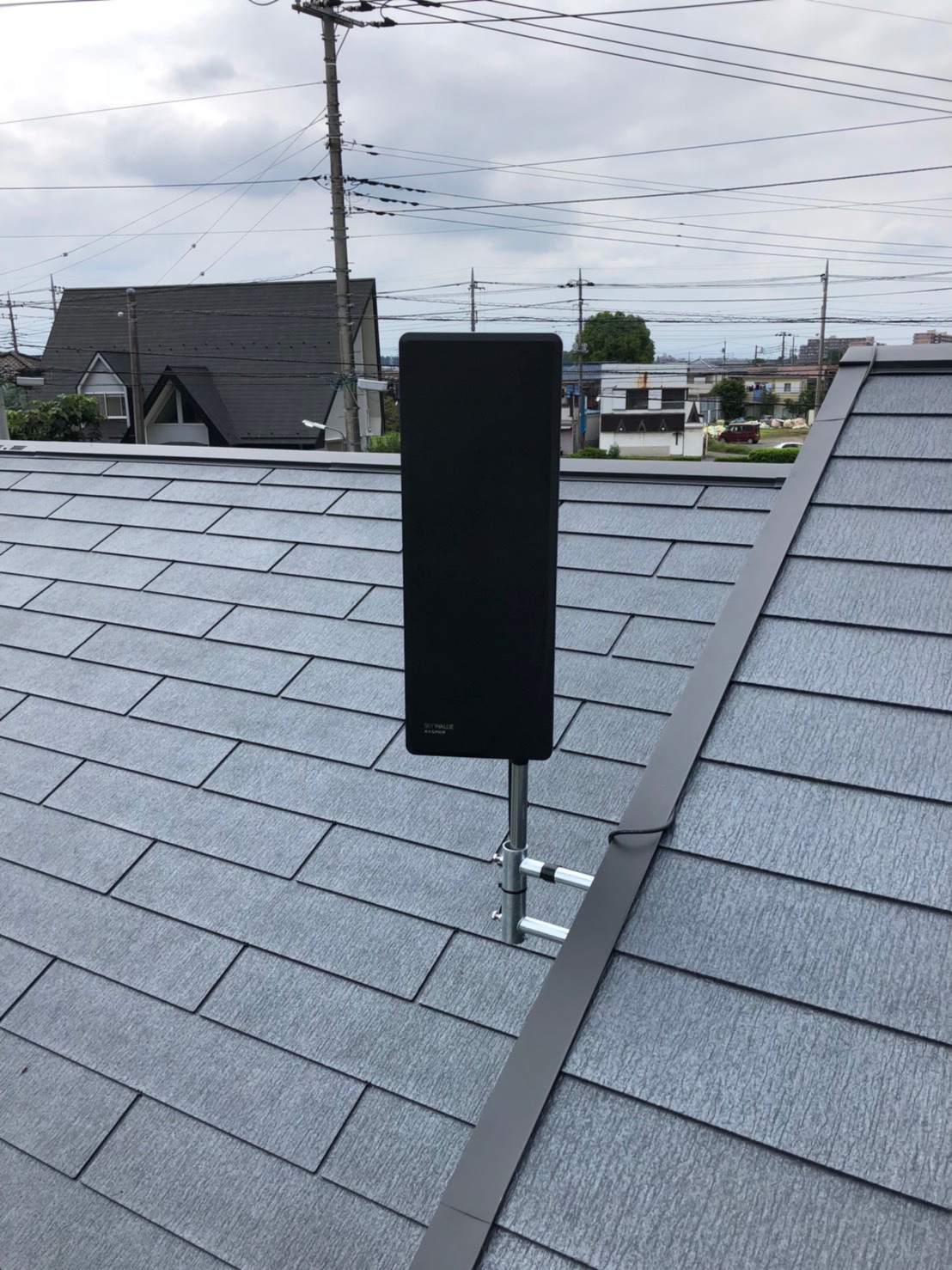 屋根の破風板に設置したブラック色のデザインアンテナ