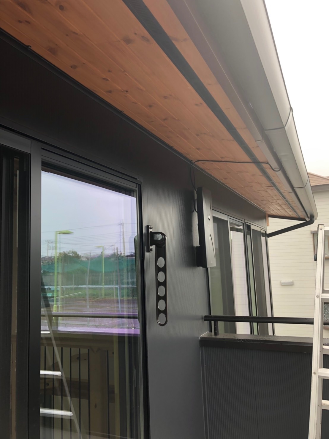 外壁に取り付けたデザインアンテナ