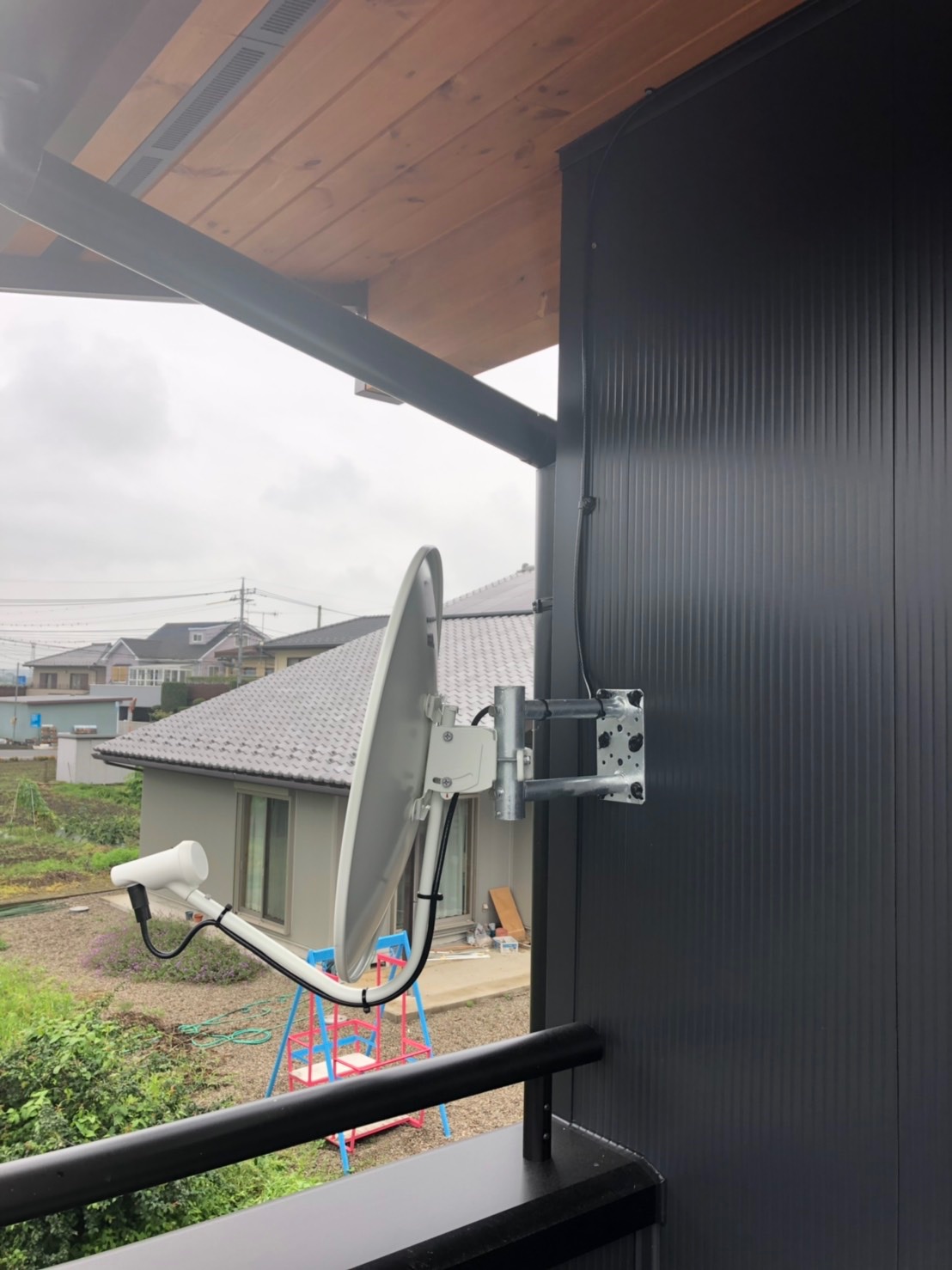外壁に取り付けたBS/CSアンテナ
