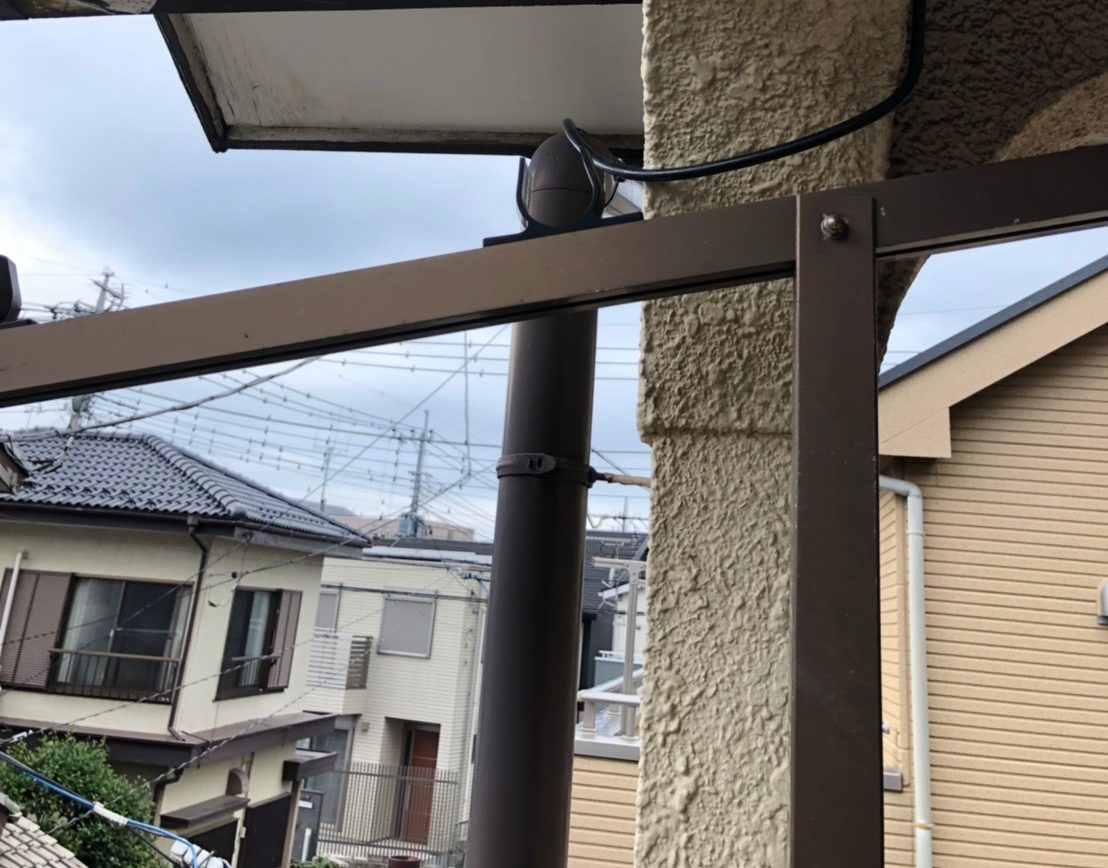 雨樋に通した同軸ケーブル