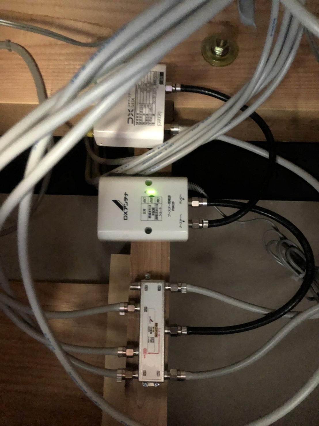 屋根裏の分配器とブースターの本体および電源部