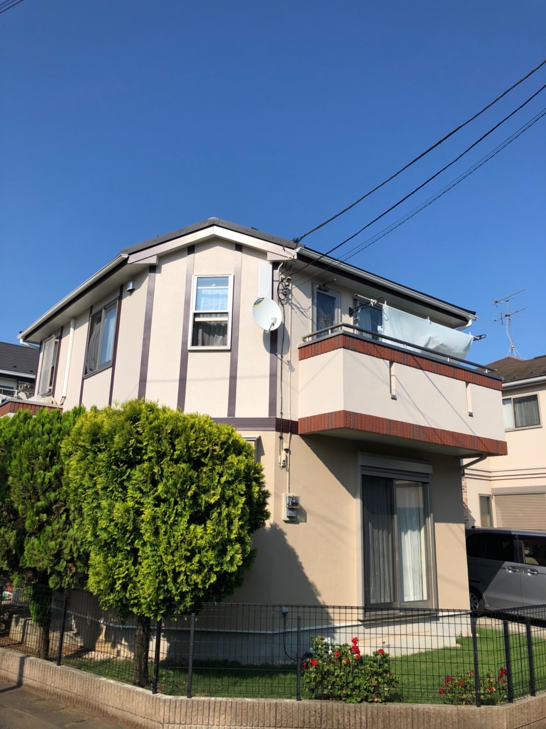 デザインアンテナとBS/CSアンテナを設置した戸建住宅