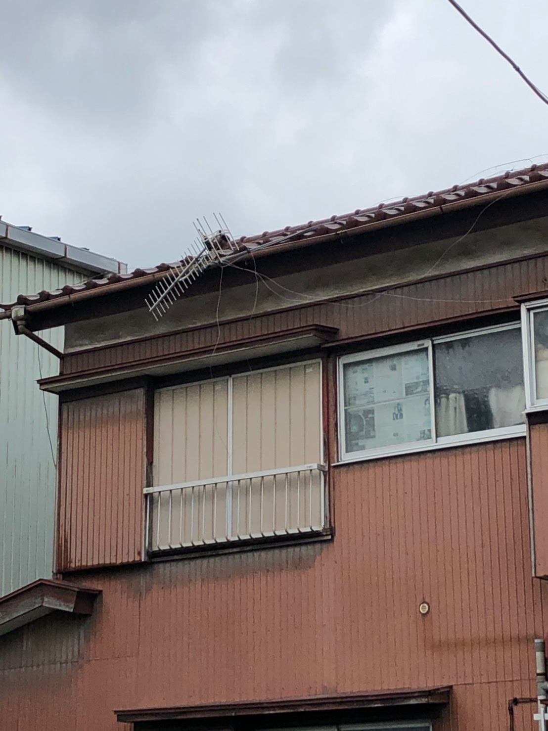屋根から落下しそうなアンテナ