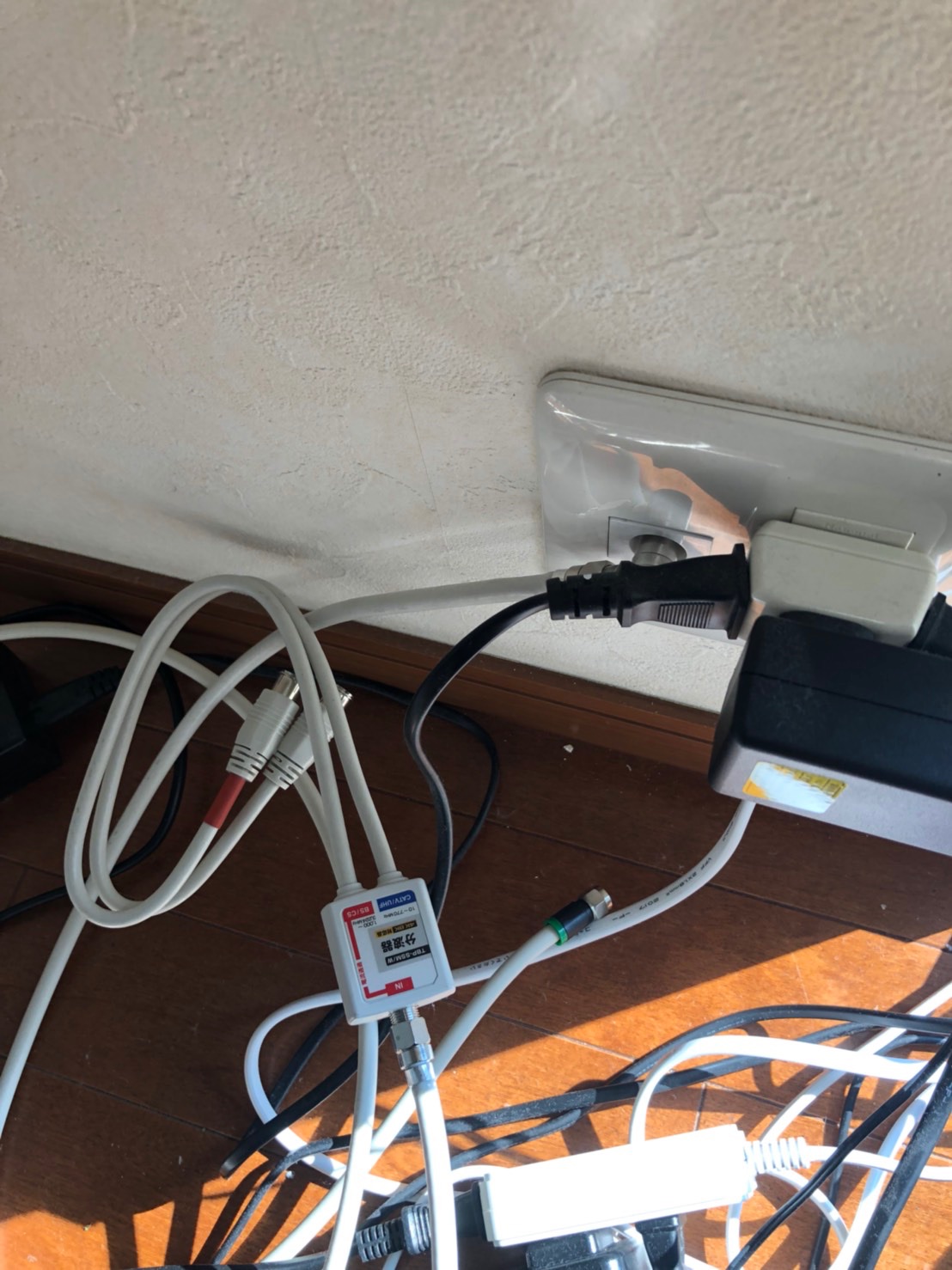 室内の壁面のテレビ端子と配線類