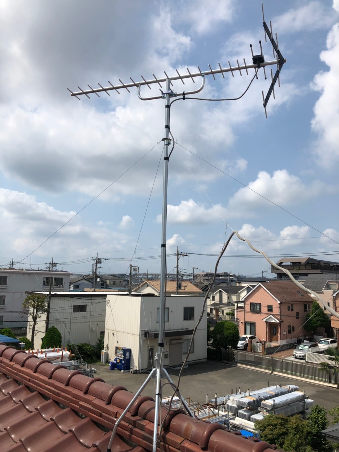 屋根上のUHFアンテナ