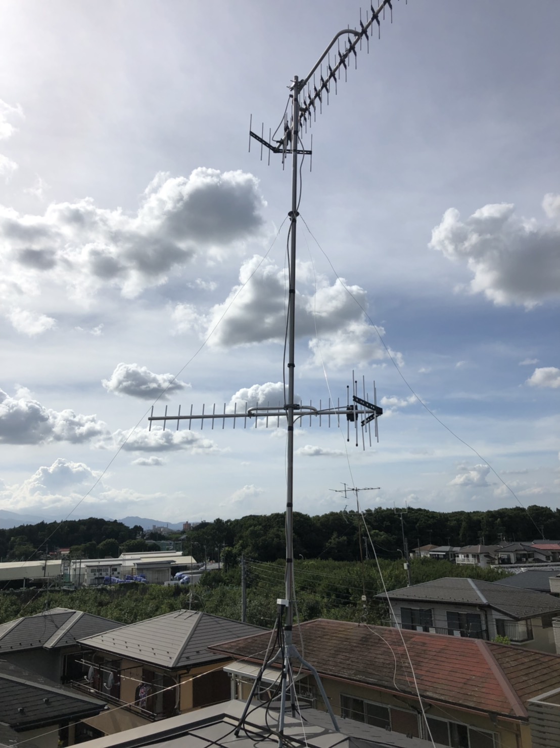 屋根上に設置した2台のUHFアンテナ
