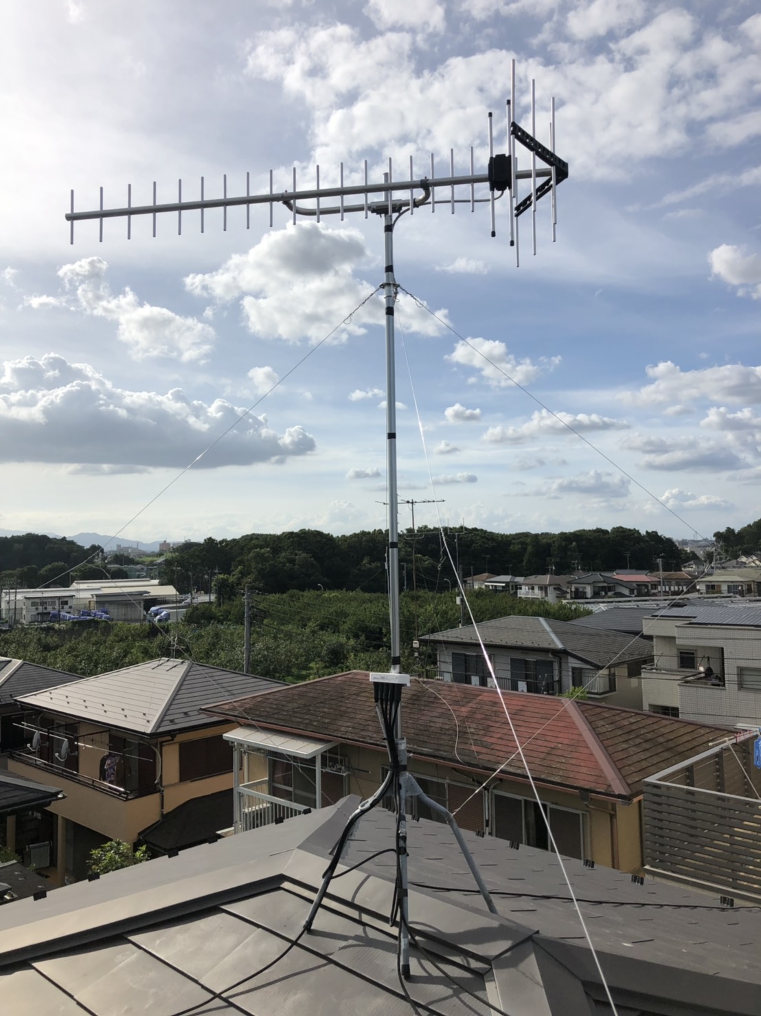 屋根上に設置したUHFアンテナ
