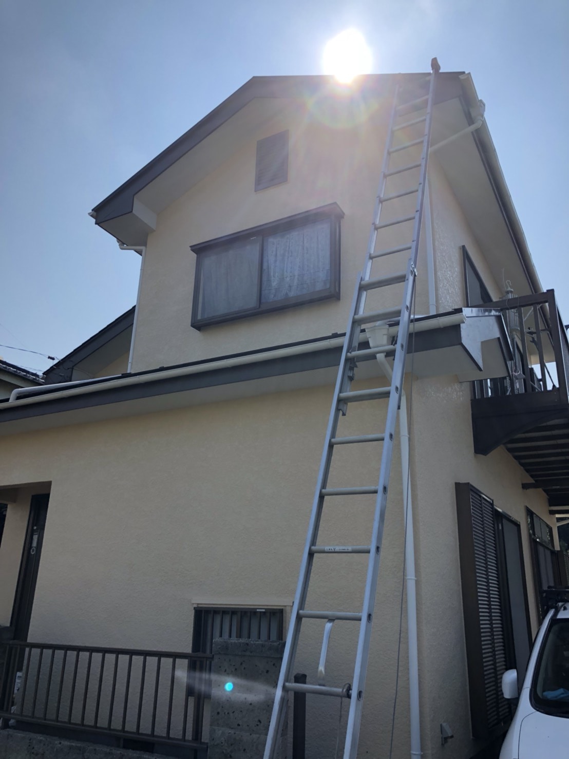梯子を立てかけた戸建住宅