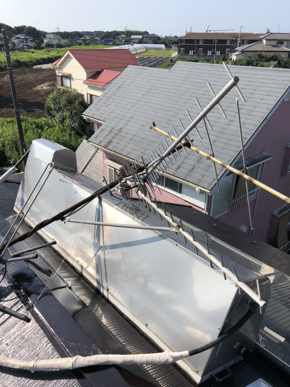 屋根上の倒壊したテレビアンテナ