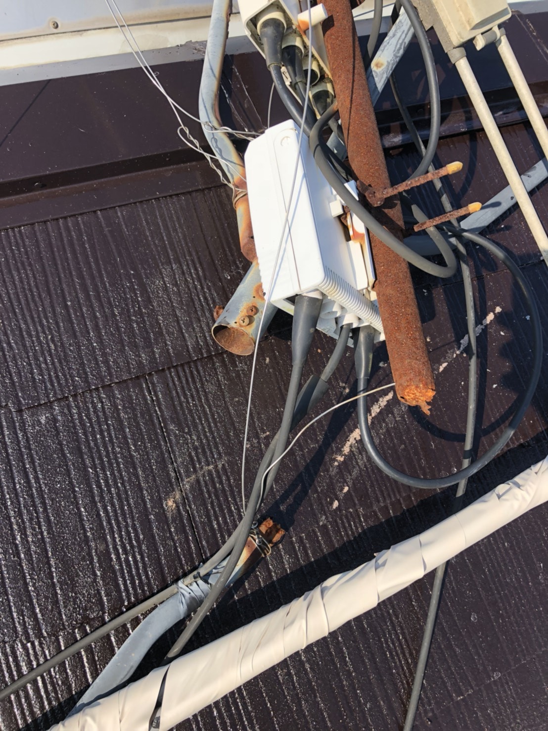 屋根上で倒壊したアンテナ周辺機器