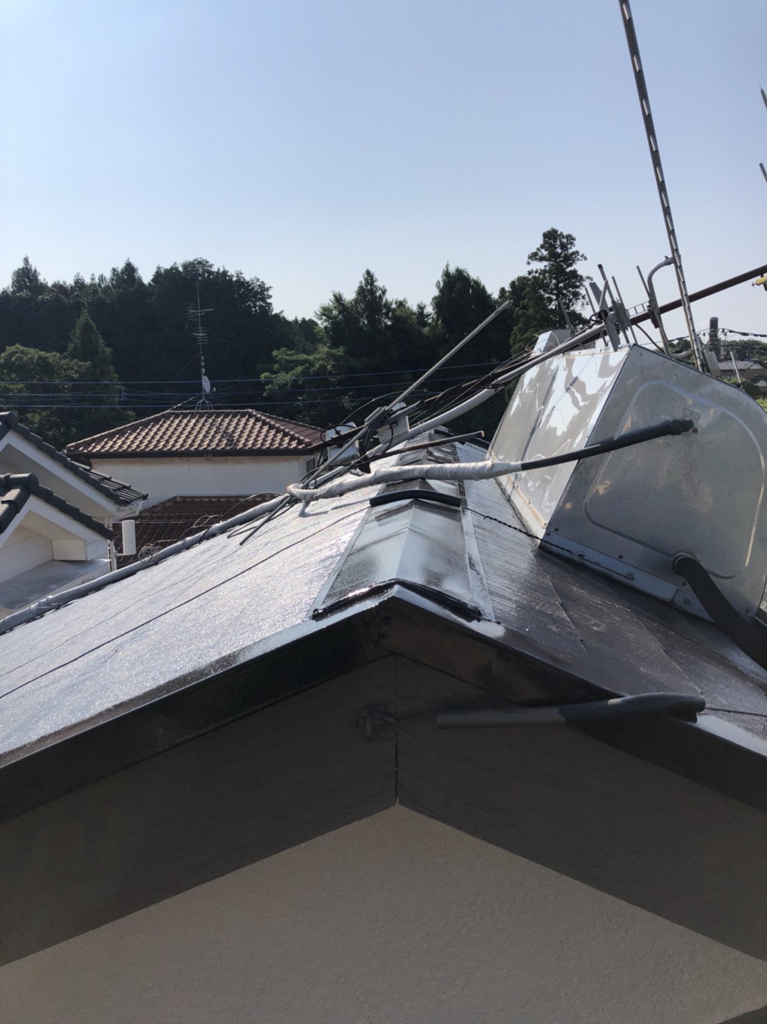 屋根上の倒壊したテレビアンテナ