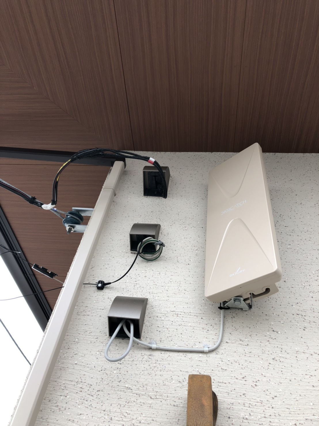 外壁に取り付けたデザインアンテナ