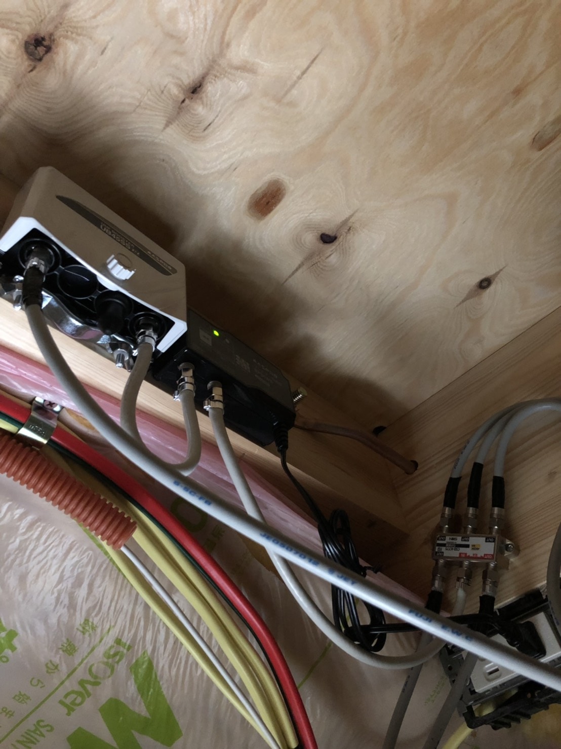 屋根裏の機器類