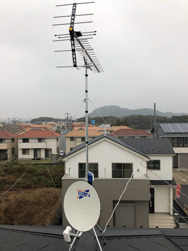 屋根上に設置したUHFアンテナとBS/CSアンテナ