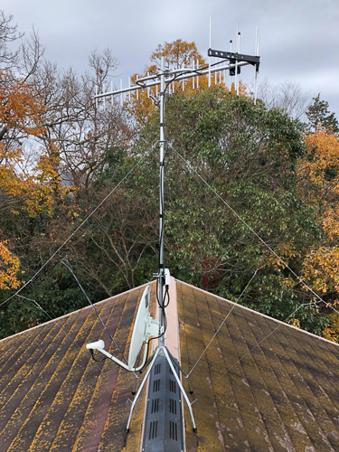 屋根上に設置したUHFアンテナとBS/CSアンテナ