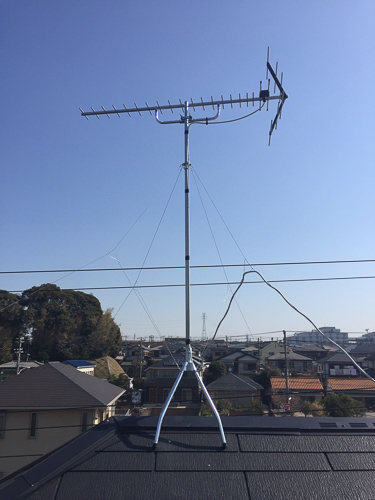 屋根上に設置したUHFアンテナ