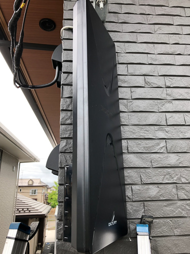 外壁に取り付けたデザインアンテナ