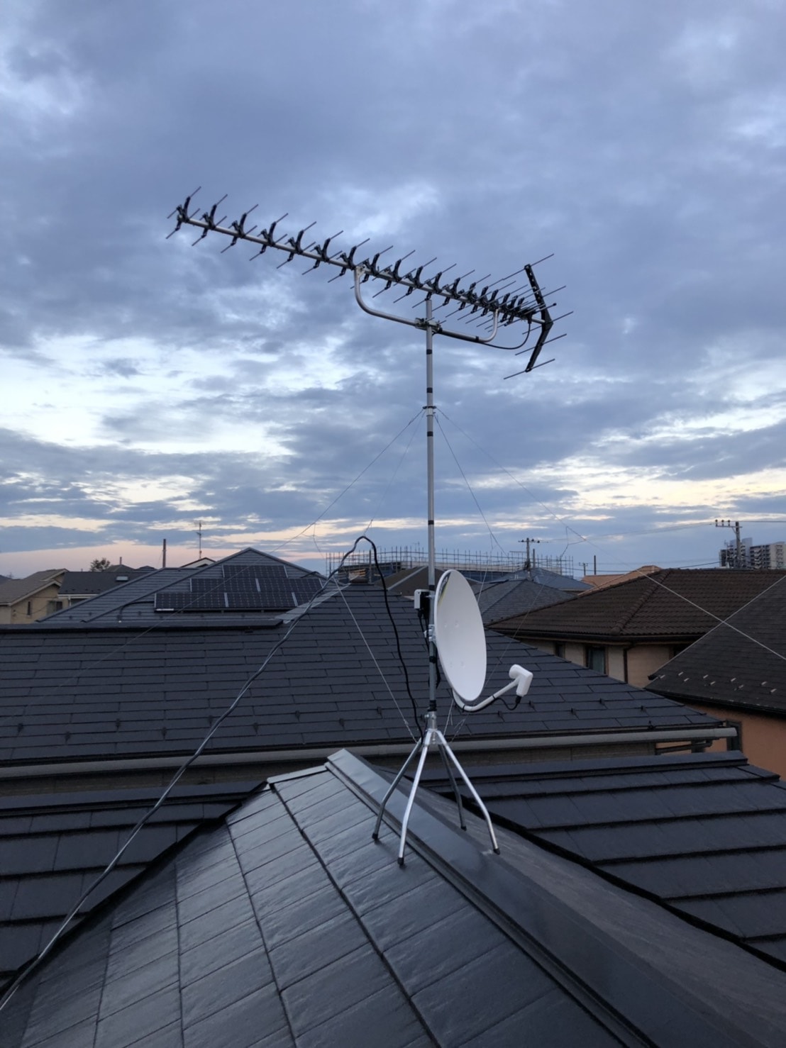 屋根上のUHFアンテナとBS/CSアンテナ