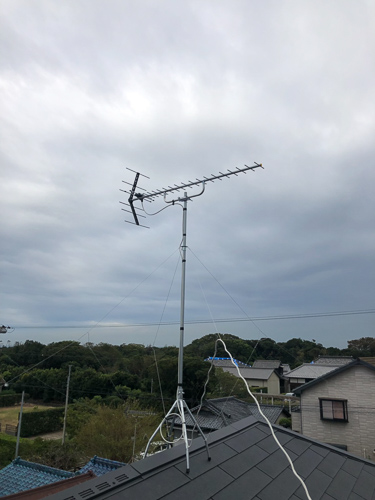 屋根上に設置したUHFアンテナ