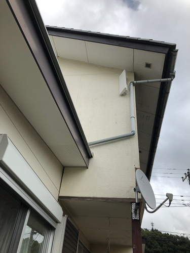 外壁に取り付けたデザインアンテナとBS/CSアンテナ