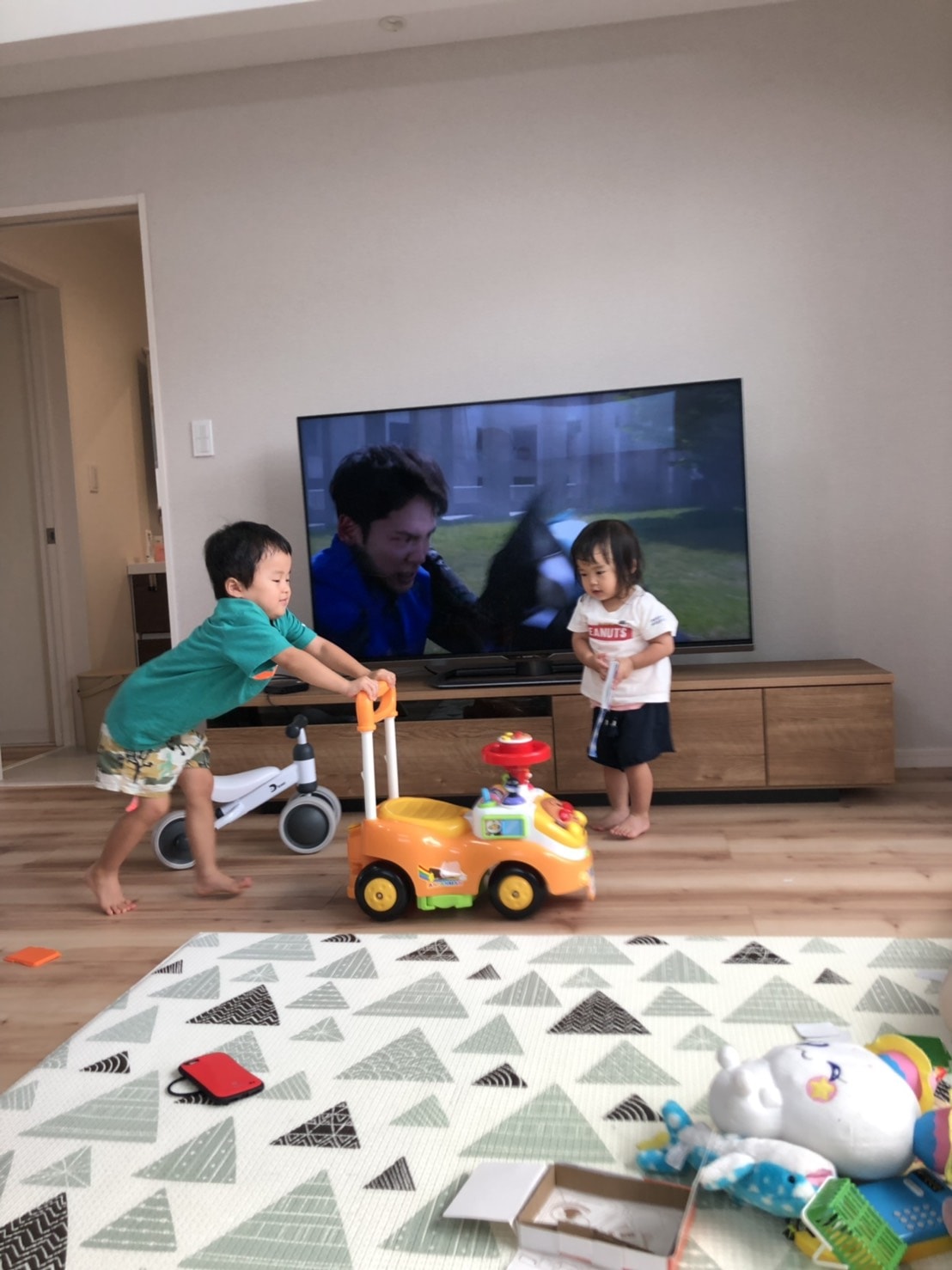 テレビ前の子供たち