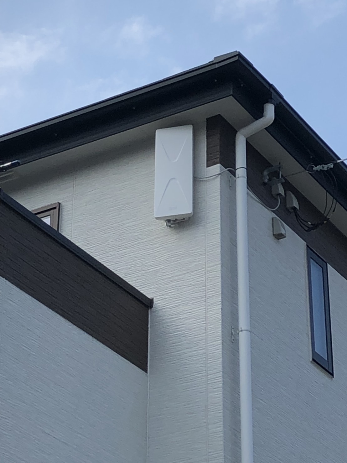 外壁に取り付けたデザインアンテナ