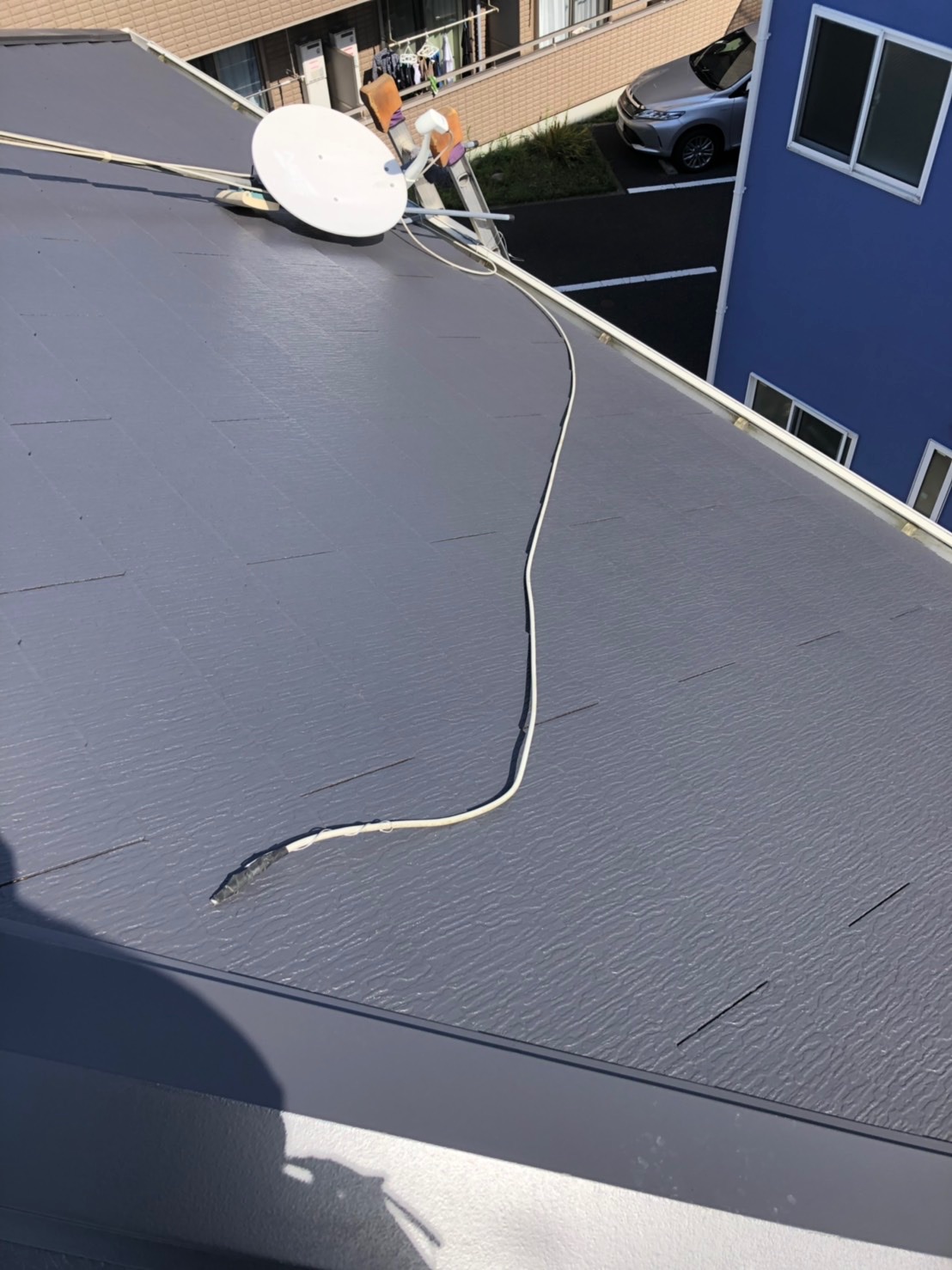 屋根上で倒壊したテレビアンテナ