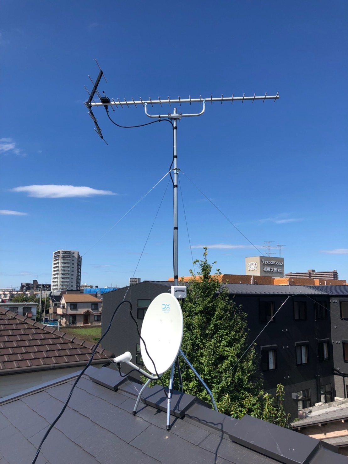 屋根上に設置したUHFアンテナとBS/CSアンテナ