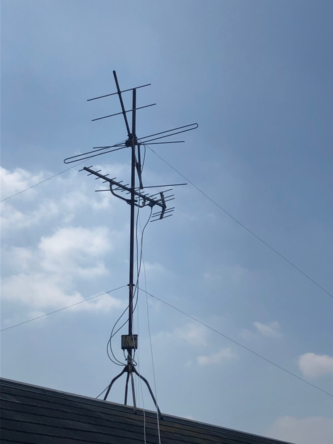 屋根上に設置したUHFアンテナとVHFアンテナ