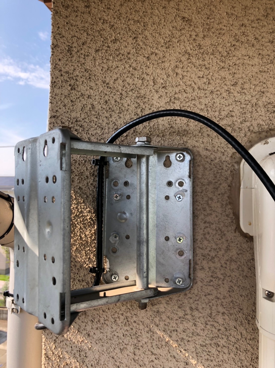 外壁にビス止めした専用金具