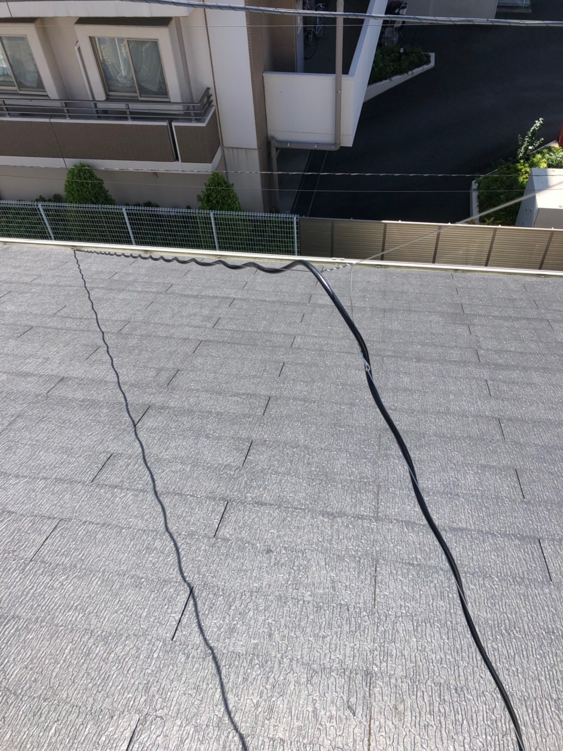 屋根上に配線した同軸ケーブル