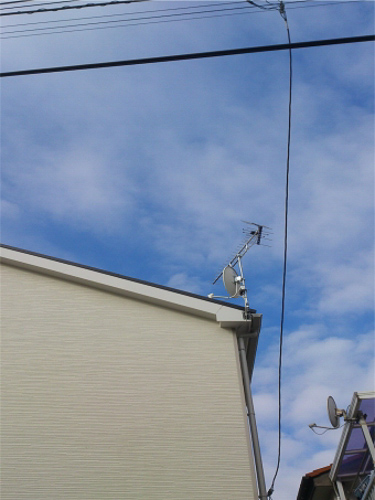 破風板に取り付けたUHFアンテナとBS/CSアンテナ
