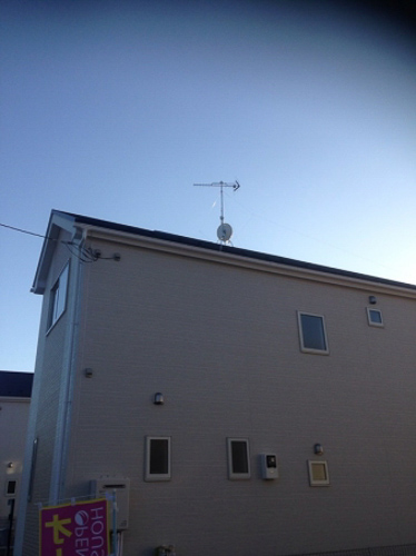 UHFアンテナとBS/CSアンテナを屋根上設置した戸建住宅