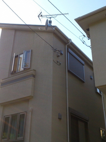 UHFアンテナとBS/CSアンテナを取り付けた戸建住宅