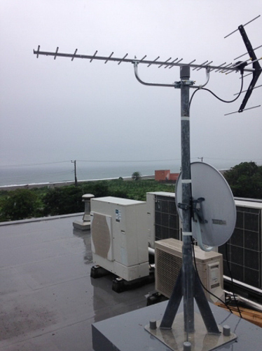 屋根上に設置したUHFアンテナとBS/CSアンテナ