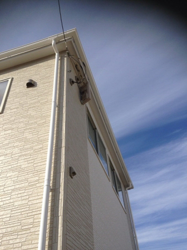 デザインアンテナを外壁に取り付けた戸建住宅