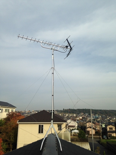 屋根上に設置したUHFアンテナ