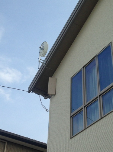 外壁に取り付けたデザインアンテナと破風板に取り付けたBS/CSアンテナ