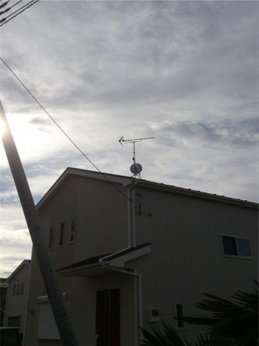 UHFアンテナとBS/CSアンテナを屋根上に設置した戸建住宅