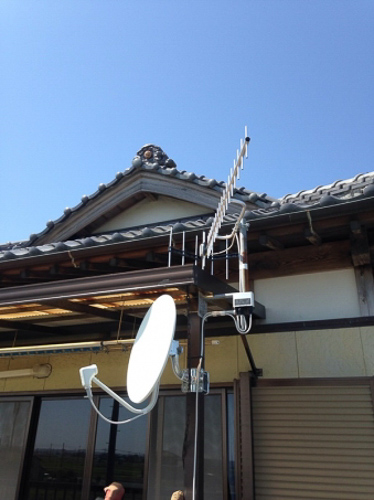 ベランダの庇に取り付けたUHFアンテナとBS/CSアンテナ