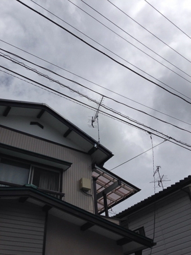 UHFアンテナを破風板に取り付けた戸建住宅